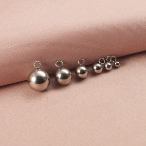 Pendenti a sfera in acciaio inossidabile argento in sei misure su tessuto rosa