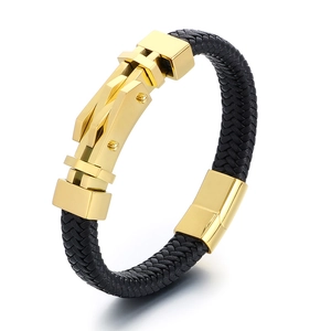 Bracciale in pelle nera intrecciata con chiusura magnetica geometrica in acciaio dorato