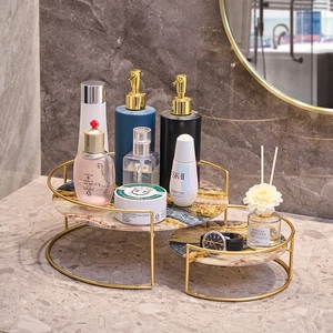Estante de almacenamiento nórdico de hierro dorado de dos capas con bandejas de mármol de baño