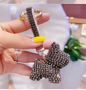 Dettaglio macro del portachiavi a forma di bulldog francese con strass e finiture oro