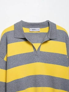 Détail du col Polo et de la texture en maille à rayures gris-jaune de ce haut décontracté