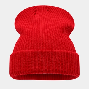 Vue détaillée du bonnet en maille côtelée rouge montrant la texture épaisse et le revers