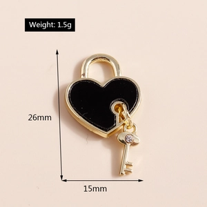 Dettaglio ciondolo lucchetto a cuore e chiave con bordo dorato e smalto nero, 26x15 mm