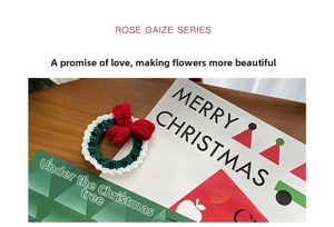 Détail d'ornements de Noël au crochet avec nœuds rouges sur un bureau en bois rustique