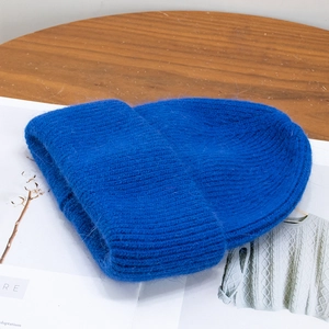 Detalle de la textura suave y el punto azul del gorro de punto grueso para invierno