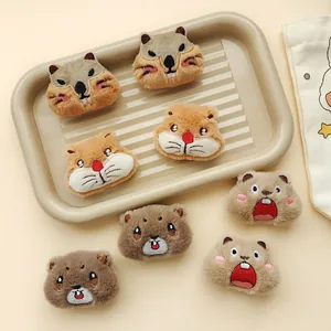 Spilla Di Peluche Animali Cartoni Animati Marmotta Scoiattolo Ricamo Imbottita Accessori Decorazione Vestiti DIY Per Donne Bambini
