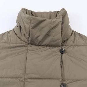 Veste courte matelassée pour femme avec col montant et boutons latéraux en kaki foncé