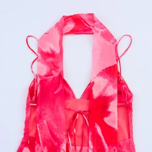 Sommerliches Neckholder-Blumenkleid in Rot und Rosa aus Chiffon mit abstraktem Druck
