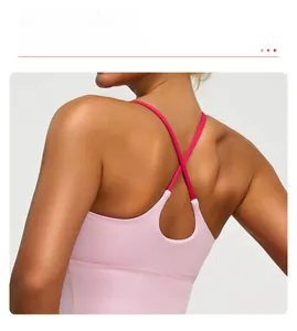 Detailansicht des rosa Sport-BHs mit tropfenförmigem Ausschnitt und Überkreuz-Trägern