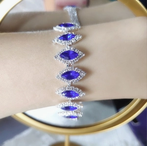 Détail d'un bracelet argenté avec pierres marquises bleues et diamants blancs
