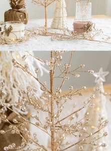 Detailweergave van gouden kerstslinger met kristallen kralen en warme sfeervolle verlichting