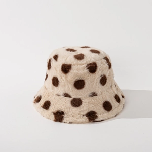 Dettaglio ravvicinato della morbida texture di peluche e dei pois marroni sul cappello