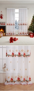 Nahaufnahme der Weihnachtsstickerei auf weißem Voile-Vorhang mit Gold- und Details