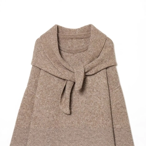 Pull en maille camel avec détail châle assorti, design minimaliste sur fond blanc
