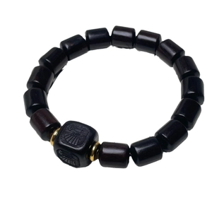 Bracelet de prière en bois de santal noir avec perles dorées et pendentif gravé