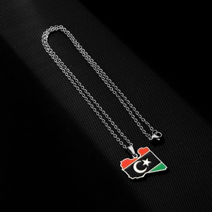 Détail du collier avec pendentif carte de la Libye et drapeau en acier inoxydable argenté