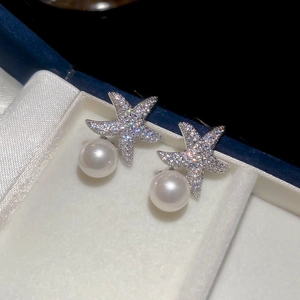 Boucles d'oreilles étoile de mer avec zircon, perles blanches et accents argentés