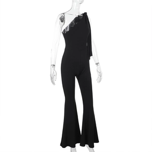 Détail d'une combinaison noire à une épaule avec un design de pantalon évasé