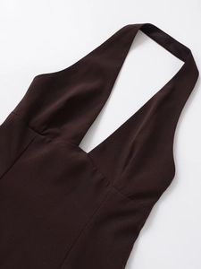 Détail du design dos nu marron foncé avec tissu tissé lisse et coutures précises