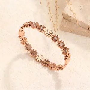 Détail du bracelet marguerite en or rose avec cristaux étincelants et fermoir à charnière