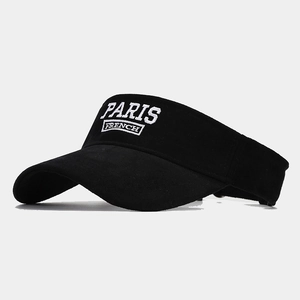 Dettaglio del ricamo bianco PARIS su visiera parasole in cotone nero stile sportivo