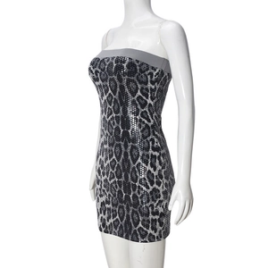 Détail de paillettes à motif léopard sur une robe bustier avec reflets scintillants