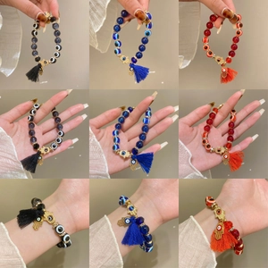 Kleurrijke kralenarmbanden met Boze Oog, Hamsa-hand en kwastjes in boho-stijl