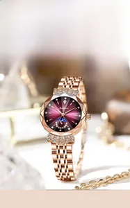 Détail d'une montre en or rose avec cadran dégradé violet et strass étincelants