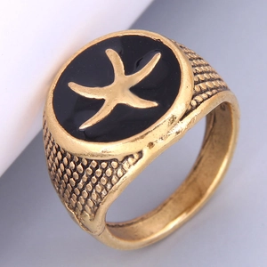 Macro di anello retrò dorato con motivo a stella marina su smalto nero