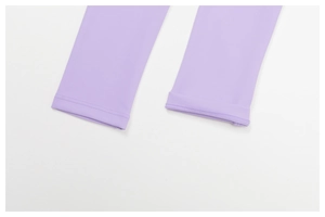 Gros plan sur les ourlets à double couture et le tissu tricoté extensible du haut de yoga