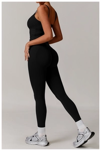 Détail du legging de yoga noir à taille haute et du soutien-gorge de sport, vue de dos