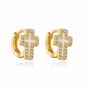 Dettaglio orecchini a cerchio a croce placcati oro 18K con smalto bianco e micro zirconi