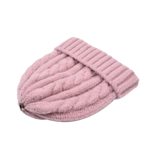 Berretto in maglia a trecce rosa con tesa spessa e dettaglio bottone in metallo decorativo