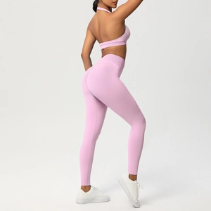 Dettaglio completo yoga rosa chiaro con reggiseno sportivo allacciato al collo e legging