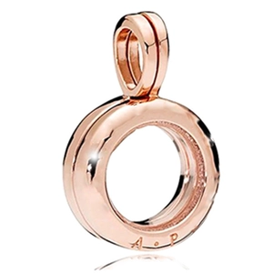 Detailaufnahme des roségoldenen Rundanhängers mit personalisierter A • P-Gravur am Rand