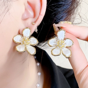 Elegant five-petal flower stud earrings with pearl white petals and gold edges
