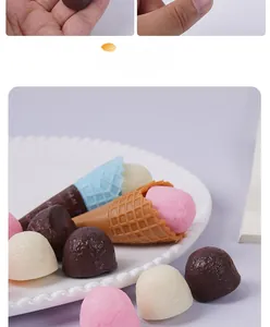 Nahaufnahme von realistischen Schokoeiskugeln Modellen mit Waffelkegel Texturen