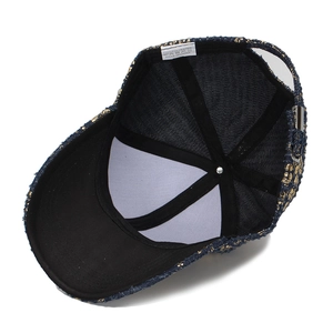 Cappello da baseball stile denim blu navy con motivi dorati e fibbia d'argento
