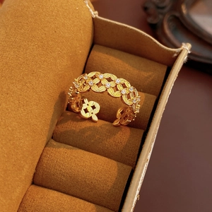 Dettaglio macro dell'anello a quadrifoglio placcato oro 18k con zirconi in portagioie