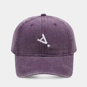 Dettaglio del cappellino da baseball in denim lavato viola con ricamo a lettere A!
