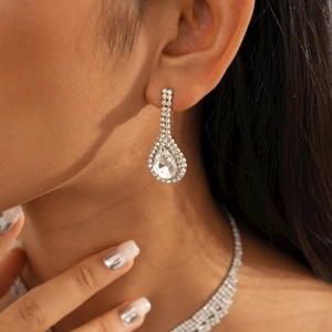 Vue macro de boucles d'oreilles goutte d'eau avec finition argentée et pavé de zircon
