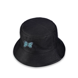 Gros plan du chapeau bob en coton noir avec broderie papillon bleue et texture sergée