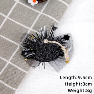 Detail of a black mini graduation hat clip with mesh bow and size labels: 9.5cm x 8cm
