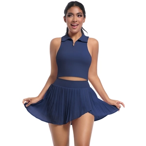 Détail du haut polo court bleu marine et de la jupe de tennis plissée à taille haute