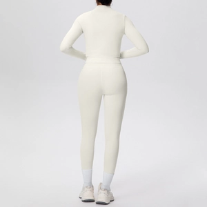 Vista posteriore del set yoga crema con top a maniche lunghe e pantaloni a vita alta