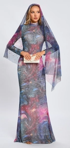 Détail de la robe galaxy à manches longues avec strass et foulard à capuche assorti