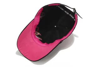 Dettaglio interno del cappello con fascia rosa accesa e cinturino regolabile in pelle