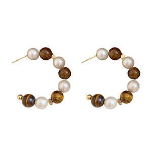 Pendientes de aro en C con ojo de tigre y perlas con detalles dorados