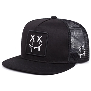 Cappello trucker streetwear con ricamo bianco e pannelli in mesh traspirante
