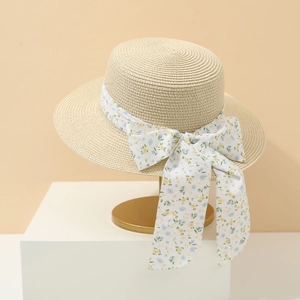 Stroh-Sonnenhut mit floraler Schleife und breiter Krempe für den Sommerurlaub